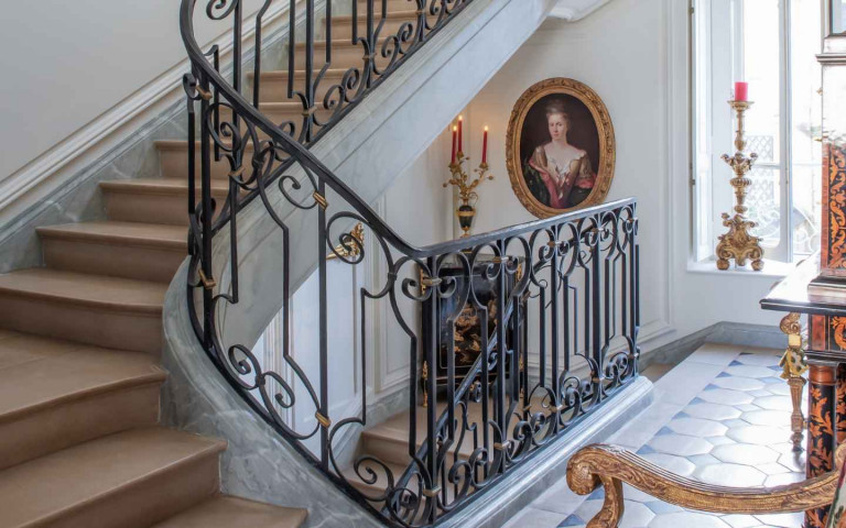 Gros plan de l’escalier de la galerie de réception de l’hôtel de Bouillon.