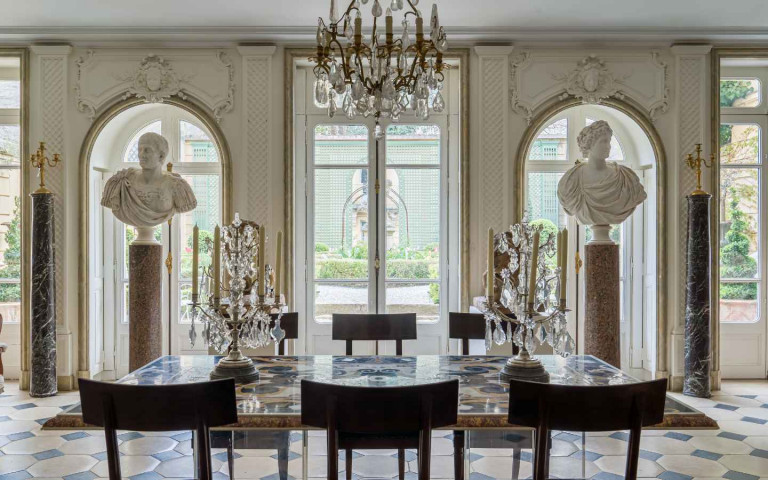 Les portes-fenêtres de la Galerie des Putti donnent sur le jardin à la française de l’hôtel de Bouillon.