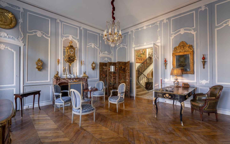 Le Salon Bleu ouvre sur l’escalier de la Galerie des Putti.