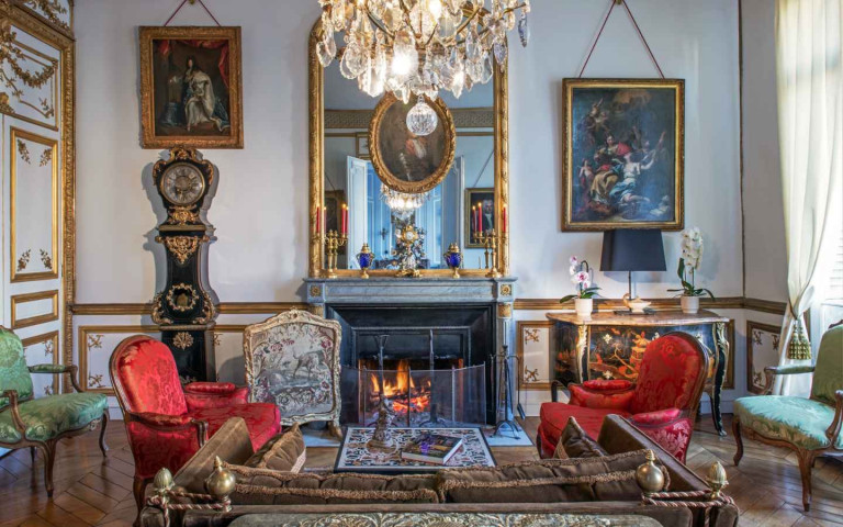 La cheminée du Salon Doré de l’hôtel de Bouillon.