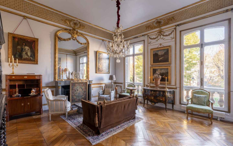 Les larges fenêtres du Salon Doré s’ouvrent sur le jardin de l’hôtel de Bouillon.