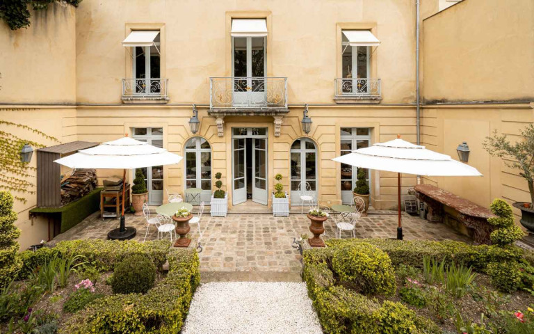 La terrasse aménagée du jardin à la française de l’hôtel de Bouillon.