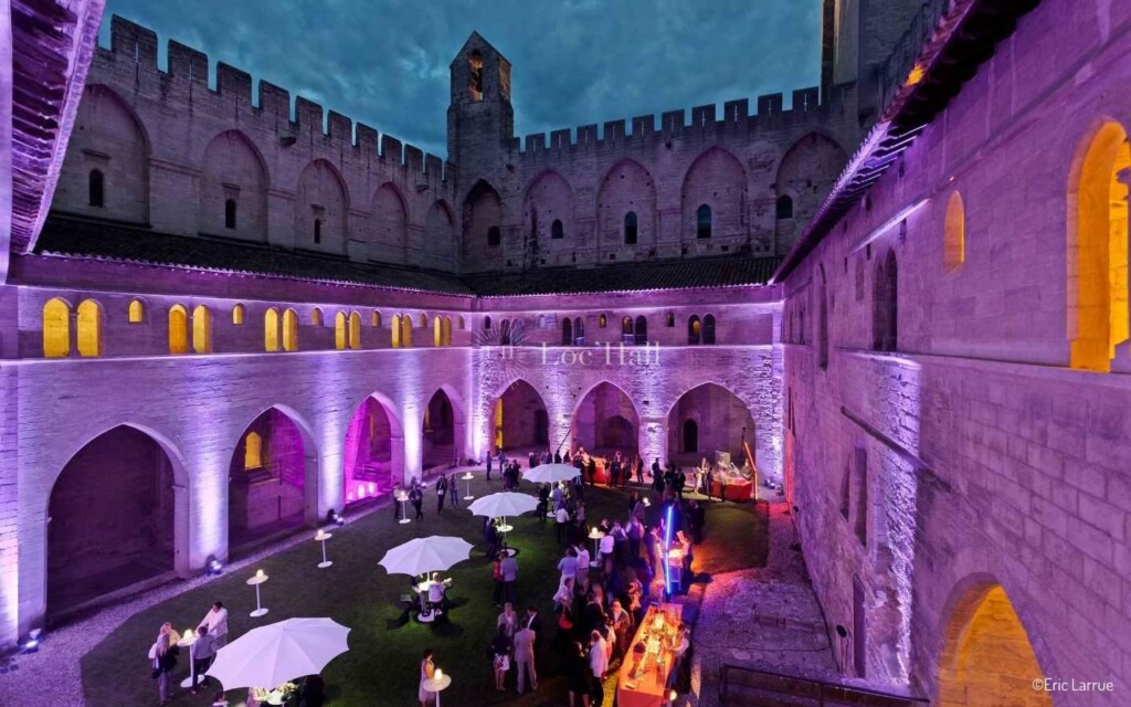 Dîner nocturne en plein air dans le Cloître Benoît XVI du Palais des Papes — Avignon Congrès Expo.
