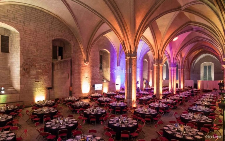 Décor époustouflant pour un dîner de gala dans la Salle de la Grande Audience du Palais des Papes — Avignon Congrès Expo.