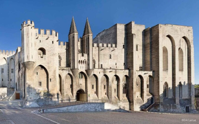 Une partie de la monumentale façade gothique du Palais des Papes — Avignon Congrès Expo.