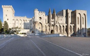 La monumentale façade gothique du Palais des Papes — Avignon Congrès