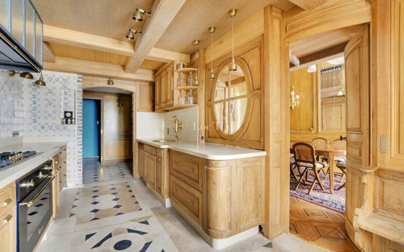 Lumineuse et fonctionnelle, la cuisine équipée de l’hôtel de Montgascon.
