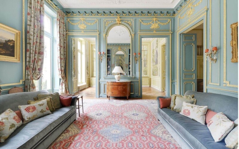 Le salon vert de l’hôtel de Montgascon s’ouvre sur le grand salon jaune aux teintes printanières.