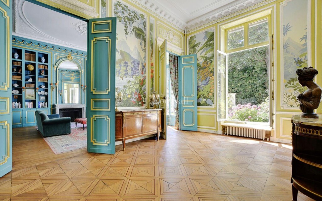 Symphonies des couleurs pour les salons de l’hôtel de Montgascon ouverts sur un espace extérieur enchanteur.