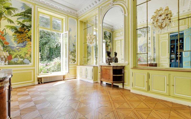 Tout en douceur acidulée, fresque paysagère et miroirs, le grand salon de l’hôtel de Montgascon.