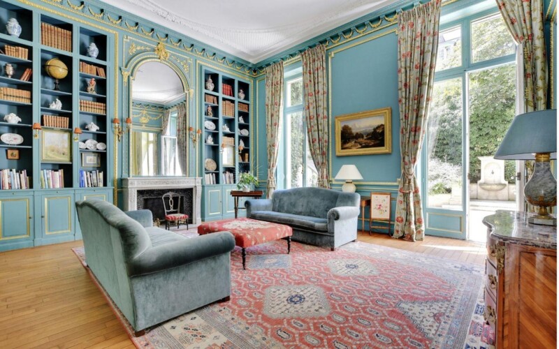 Le salon vert de l’hôtel de Montgascon ouvre sur un charmant jardin-terrasse clos.