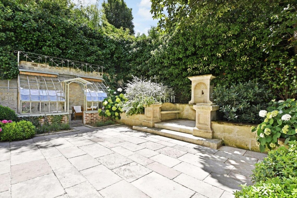 Dans le fond de la terrasse-jardin de l’hôtel de Montgascon, deux bancs de pierre propices à la rêverie.
