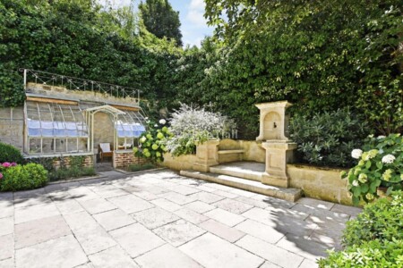 Dans le fond de la terrasse-jardin de l’hôtel de Montgascon, deux bancs de pierre propices à la rêverie.