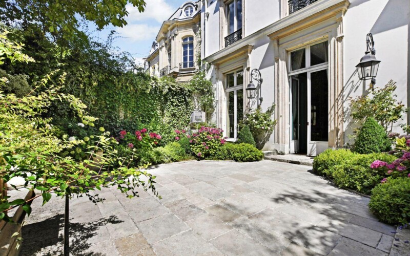 Une terrasse fleurie en plein coeur de Paris