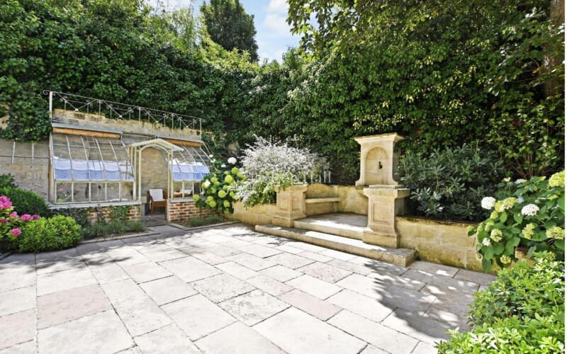Dans le fond de la terrasse-jardin de l’hôtel de Montgascon, deux bancs de pierre propices à la rêverie.