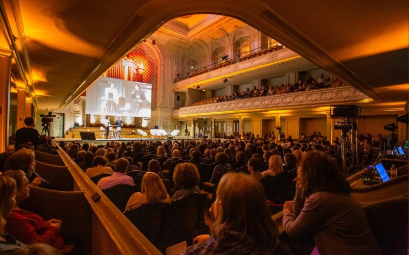 Conférence dans l’amphithéâtre de la Salle Gaveau.