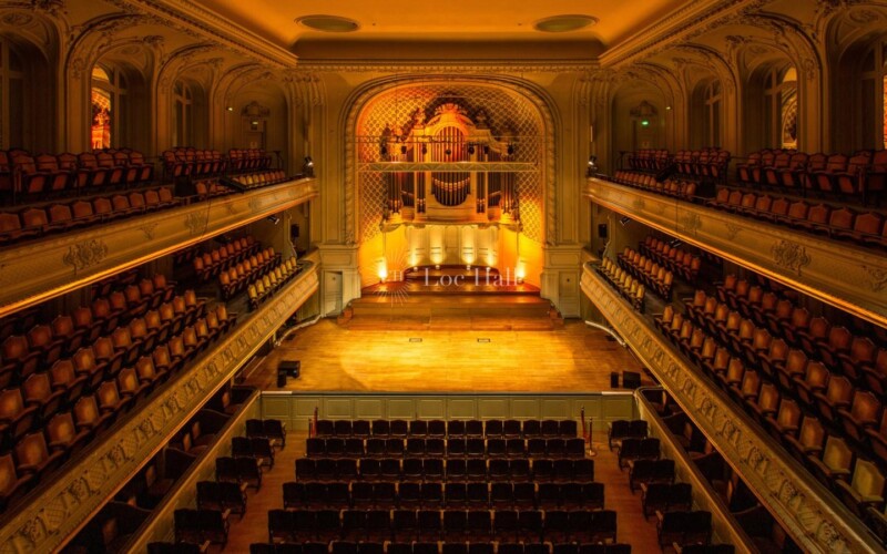 Vue principale de l’amphithéâtre de la Salle Gaveau.