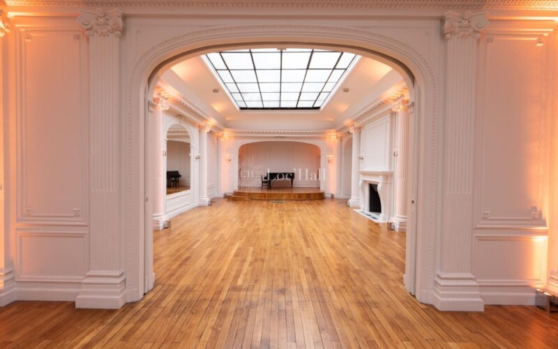 Le salon Chantal de la Salle Gaveau avec un piano à queue installé.