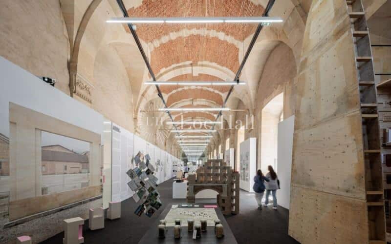 Exposition dans la nef de l’École Nationale Supérieure d’Architecture de Versailles.
