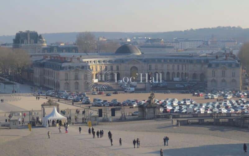 Une vue du château de Versailles depuis la Petite Écurie de l’École Nationale Supérieure d’Architecture de Versailles.