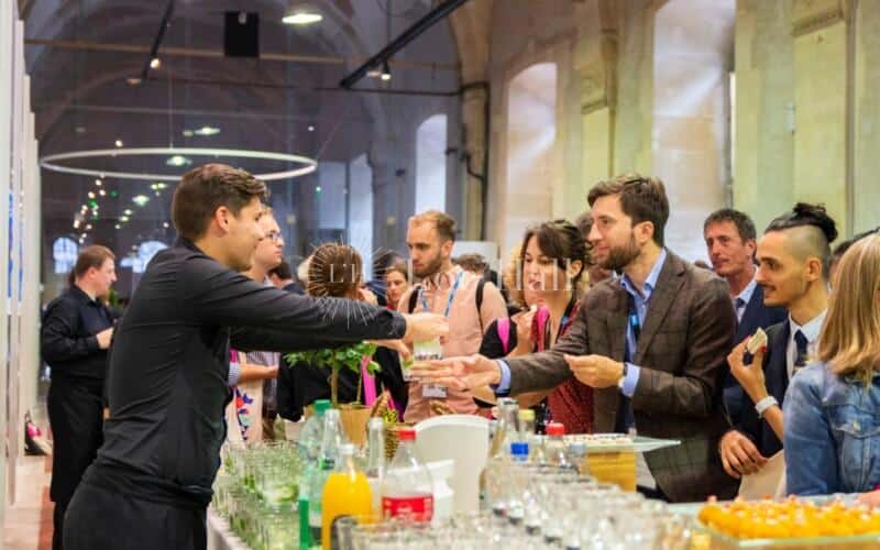 Un cocktail dans la Nef de l’École Nationale Supérieure d’Architecture de Versailles.