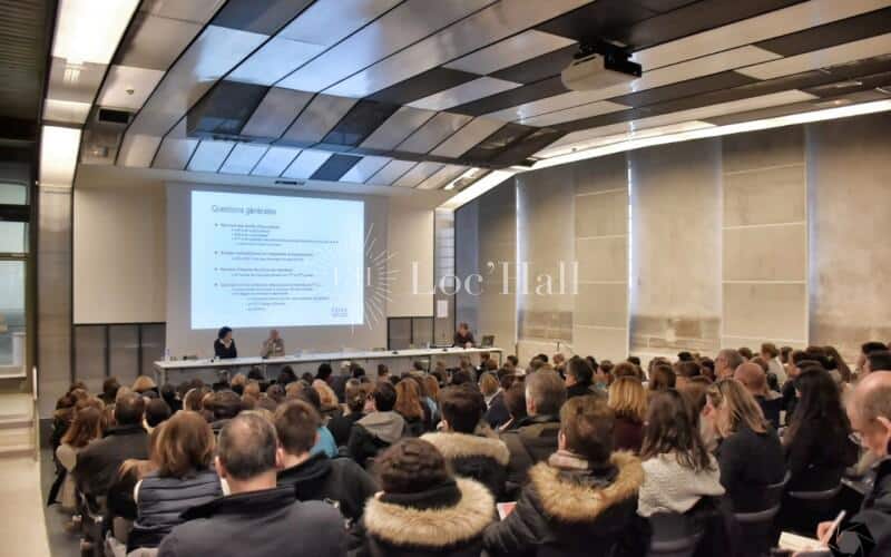 Une conférence dans l’auditorium de l’École Nationale Supérieure d’Architecture de Versailles.