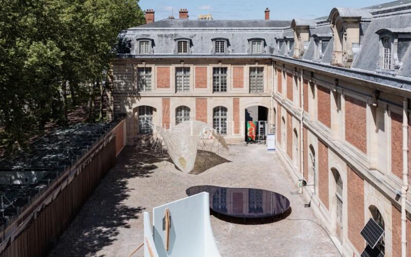 Des œuvres exposées dans la cour des Fontaines de l’École Nationale Supérieure d’Architecture de Versailles.