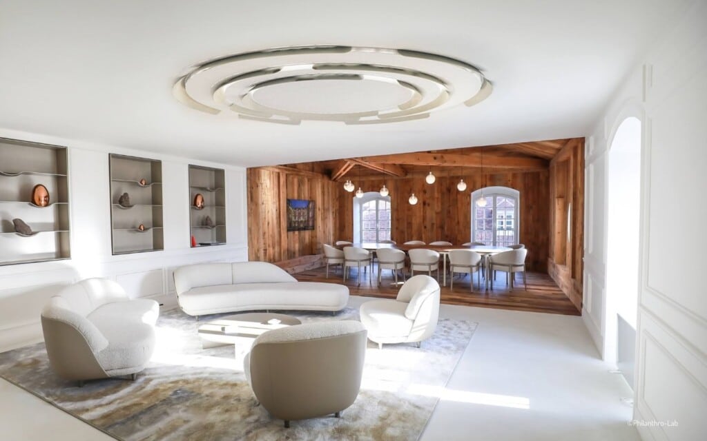 La décoration en blancs purs et bois brut de la Suite Mécénale.