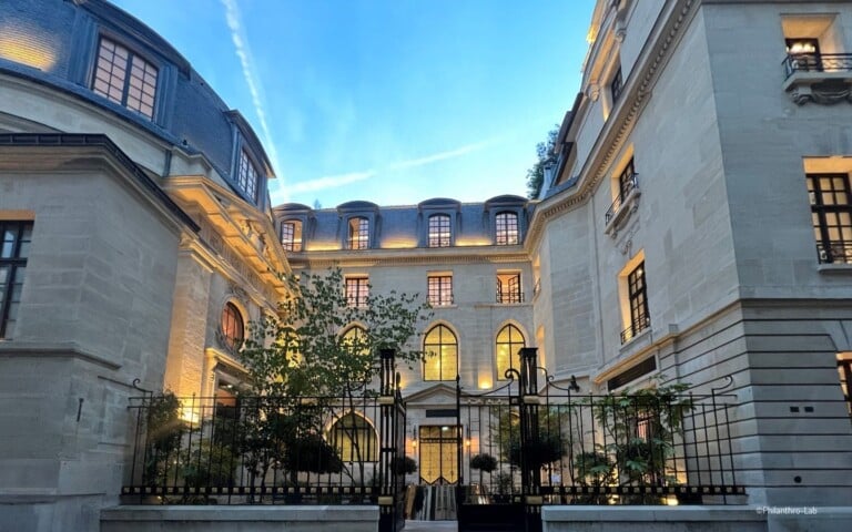 Vue extérieure des grilles d’entrée et de l’Hôtel de la Bucherie — Philanthro-Lab.