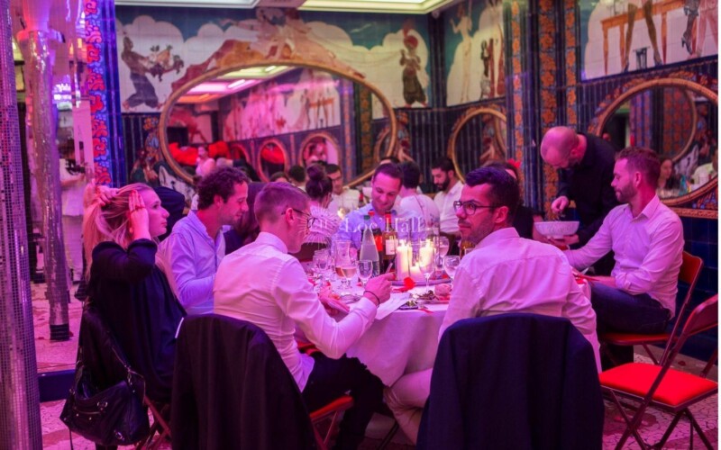Un dîner aux chandelles « Aux Belles Poules ».