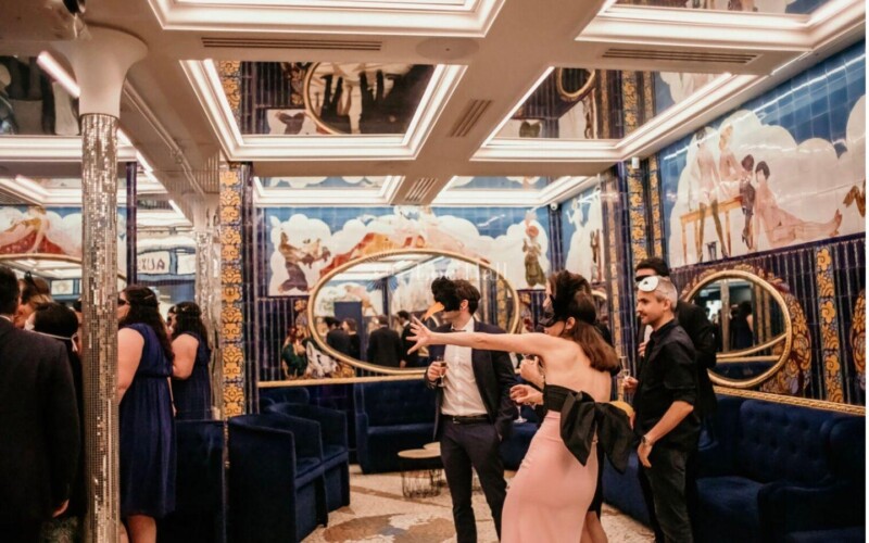 Une soirée masquée « Aux Belles Poules ».