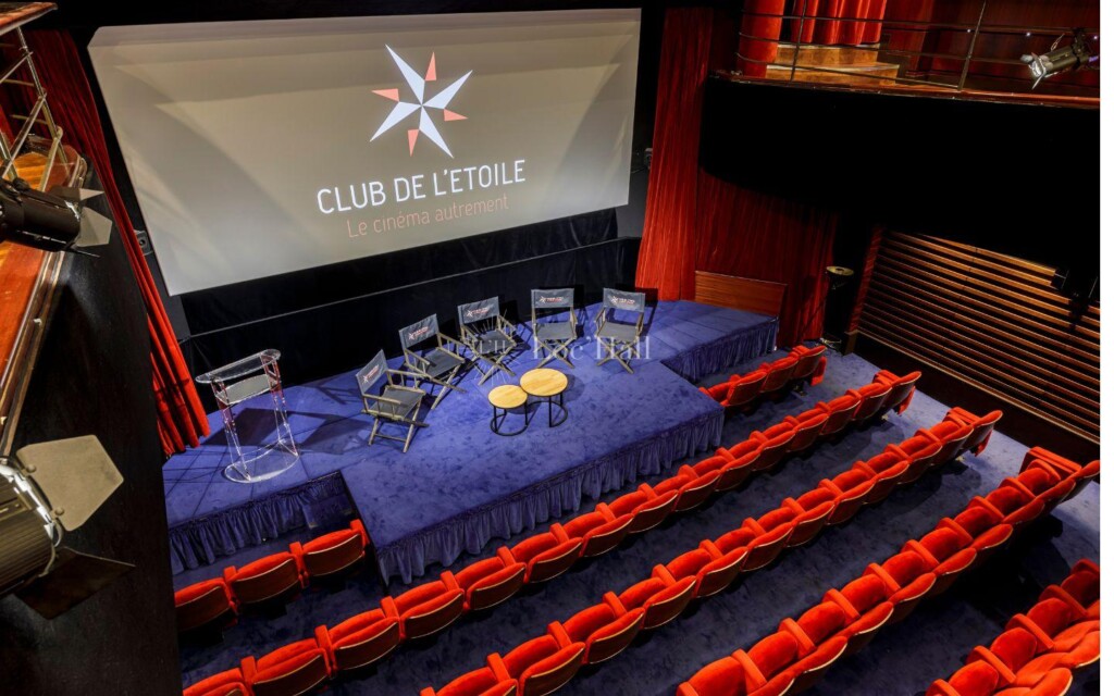 Une vue d’un balcon de la salle de cinéma du Club de l’Étoile.