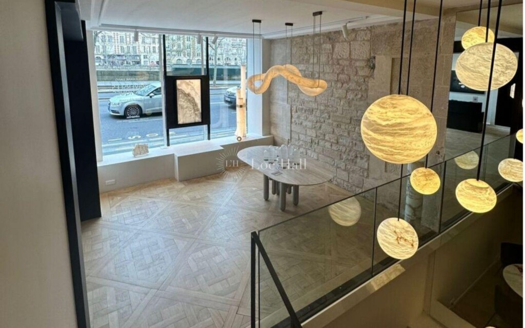 Les suspensions en albâtre et cristal de roche de la galerie Alain Ellouz