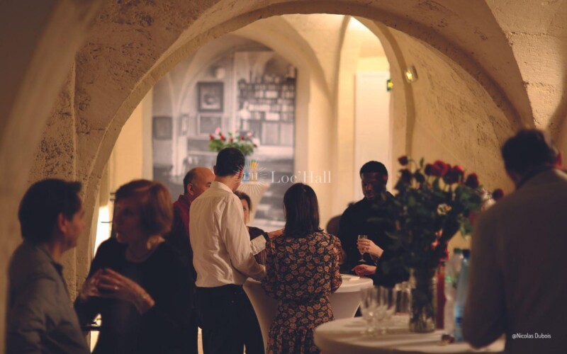 Cocktail sur le palier de l’escalier à double révolution du Musée Maurice Denis.