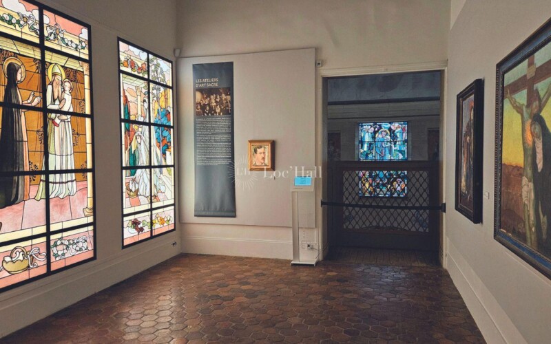 Un balcon orné de vitraux d’art sacré d’une salle du Musée Maurice Denis.