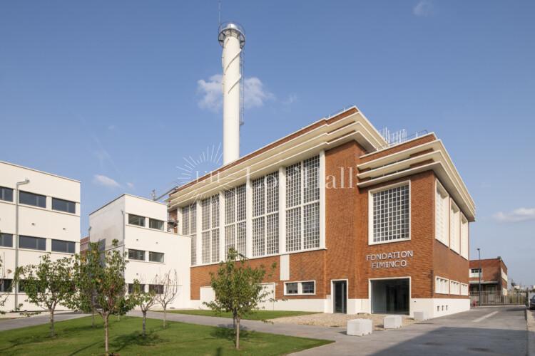 La façade « architecture industrielle » de l’immense salle de spectacle de la fondation Fiminco à Romainville.