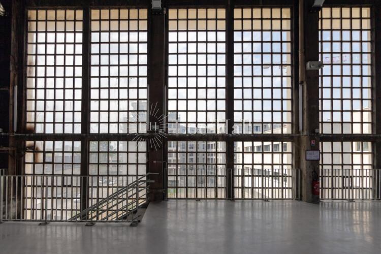 Un détail d’une haute verrière à petits carreaux « art industriel » à la Fondation Fiminco.