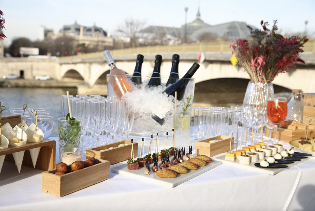 La terrasse sur le toit de Fluctuart en mode cocktail chic.