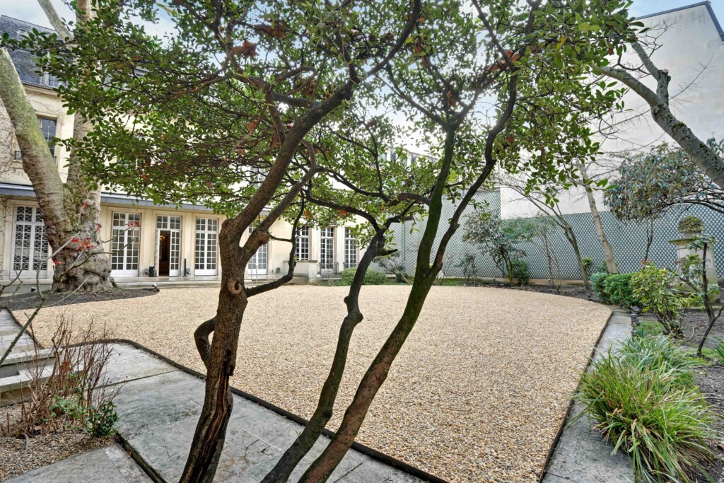Le jardin-terrasse délicatement paysagé de l’hôtel Mona Bismarck.