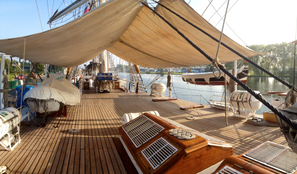 Un taud protège le spardeck du Belem du soleil radieux.