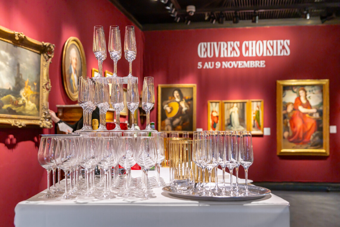 Un buffet attend les invités dans une salle d’exposition de l’Hôtel Drouot.