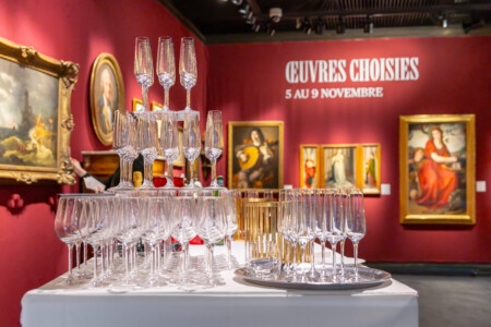 Un buffet attend les invités dans une salle d’exposition de l’Hôtel Drouot.